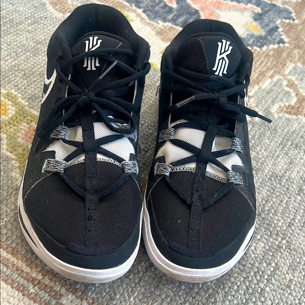Nike Kyrie Black and White Air Zoom sz 8.5